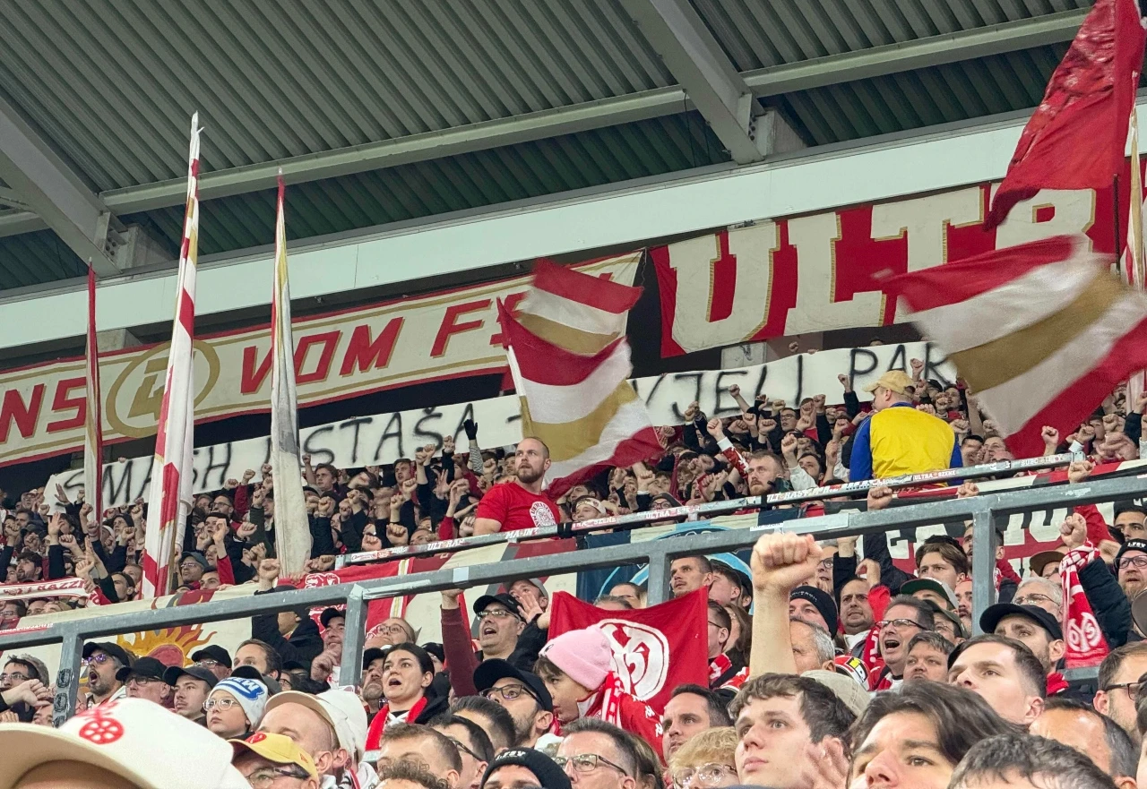 FOTO / VIDEO | Navijači Mainza istaknuli transparent: "Smash ustaša - živjeli partizani"