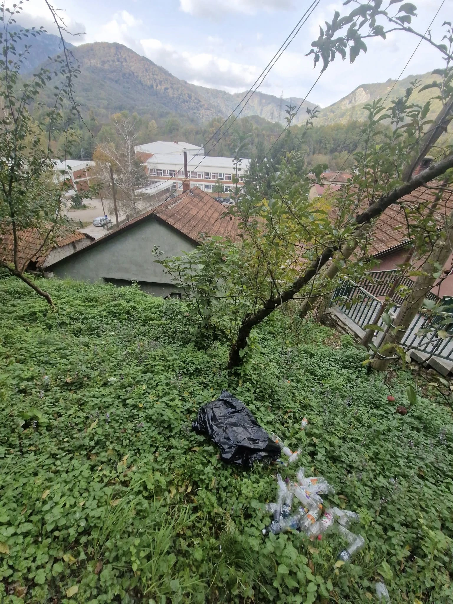 Dvorište škole u Jablanici