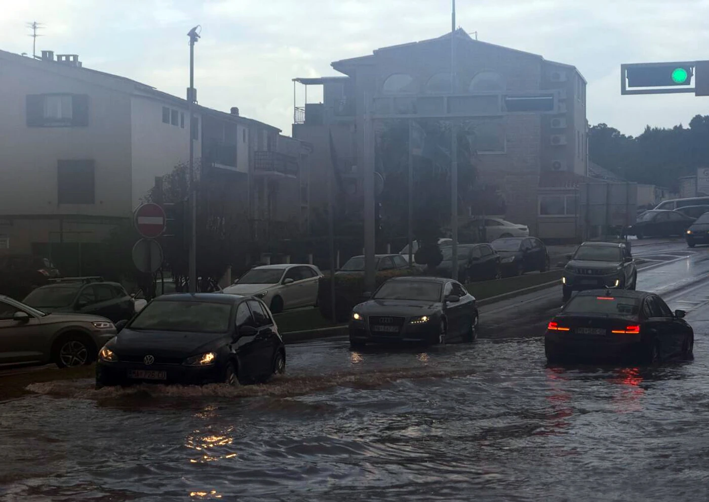 Deset minuta kiše doslovno "promiješalo" Makarsku