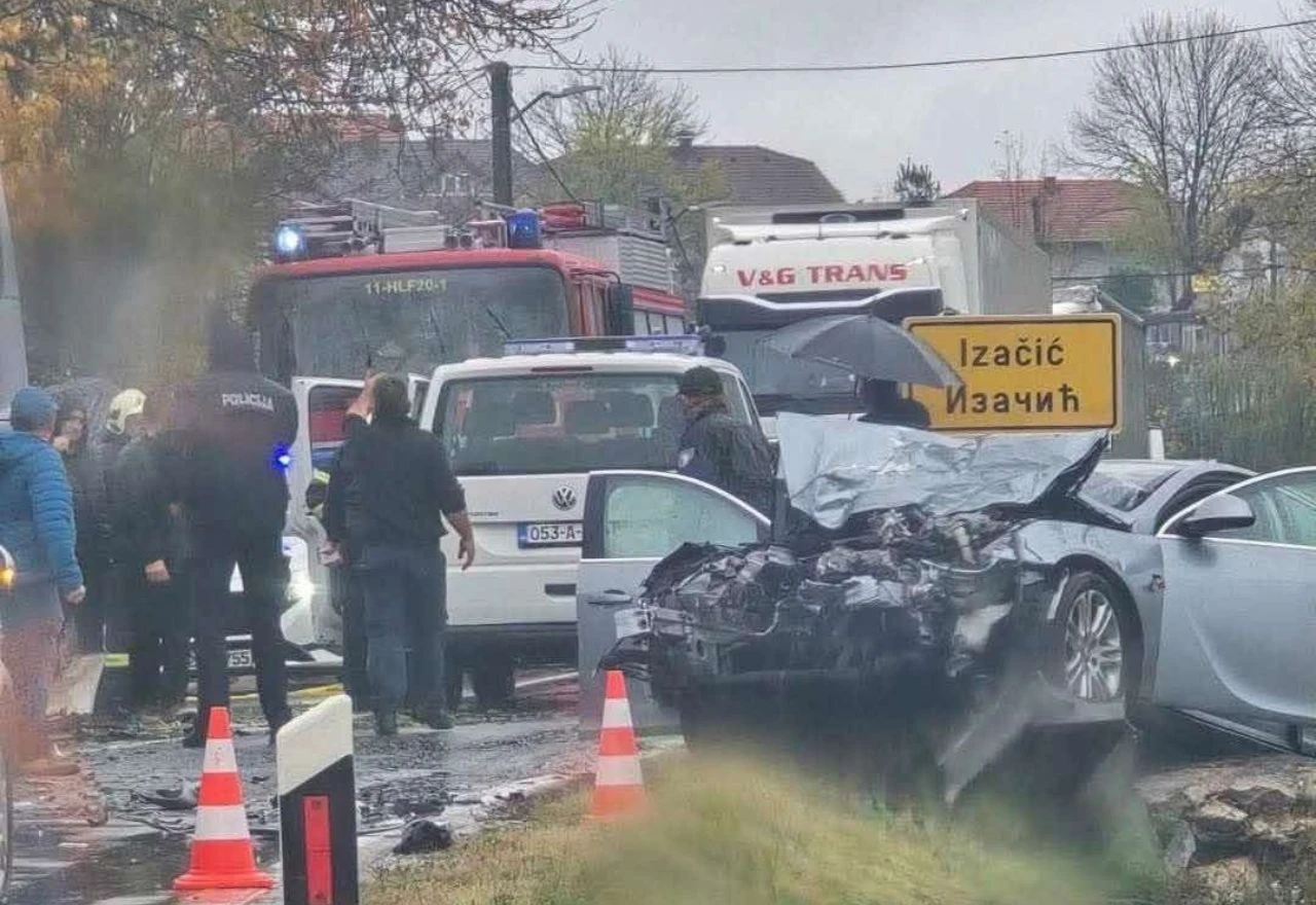 Tri osobe teško ozlijeđene u nesreći u Izačiću