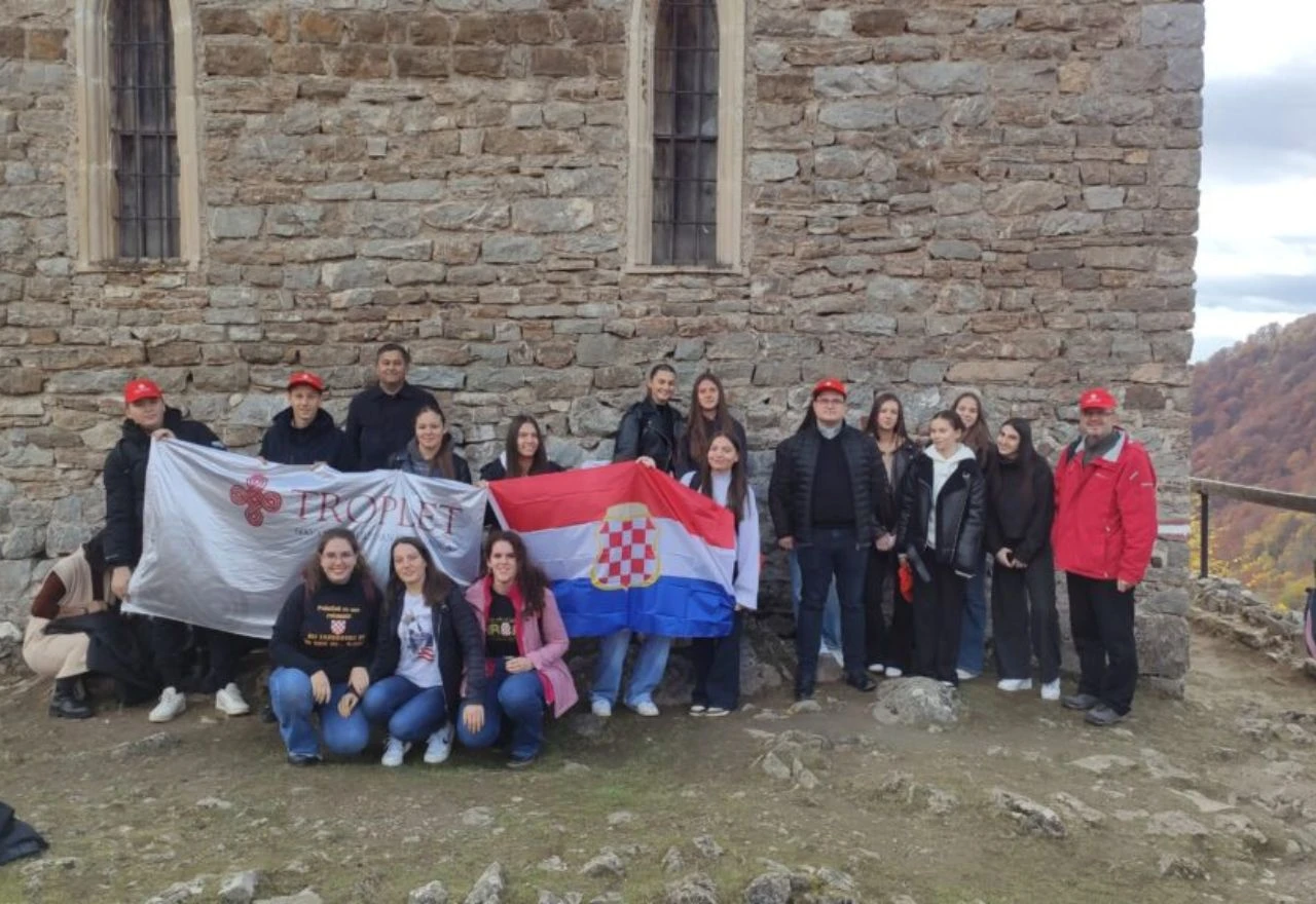 Krizmanici iz mostarskih župa sudjelovali u Molitvenom pohodu na Bobovac