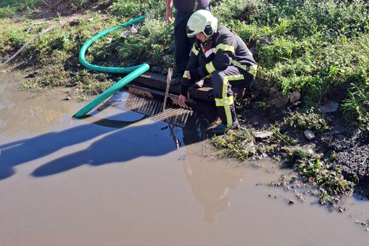 Sjeverni ulaz u Mostar pod vodom: Vatrogasci čiste tuđi nemar