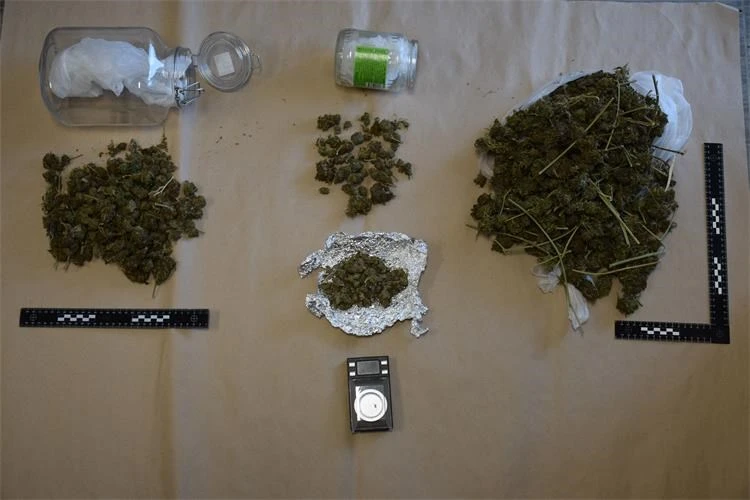 Ljubuški: Policija uhitila muškarca zbog kršenja zabrane, u kući pronađena droga