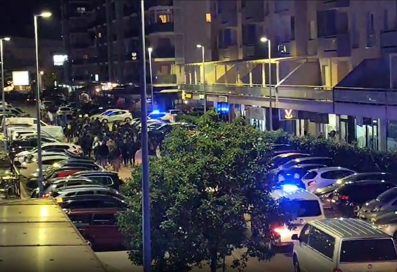 Prosvjed u Podgorici: Odjekuje "Turci napolje", oduzete bejzbol palice