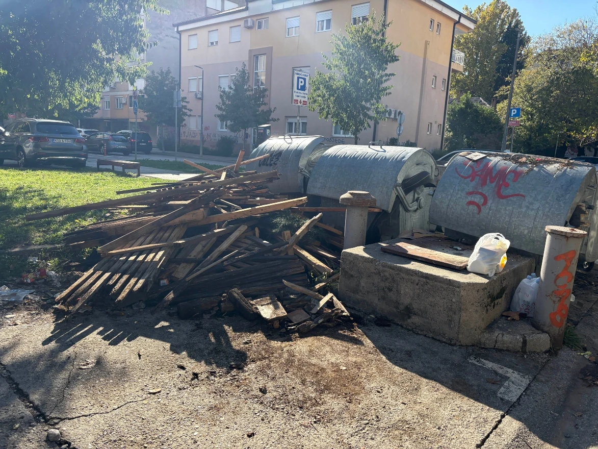 Odlaganje na mostarski: Umjesto u kontejner, otpad na parking