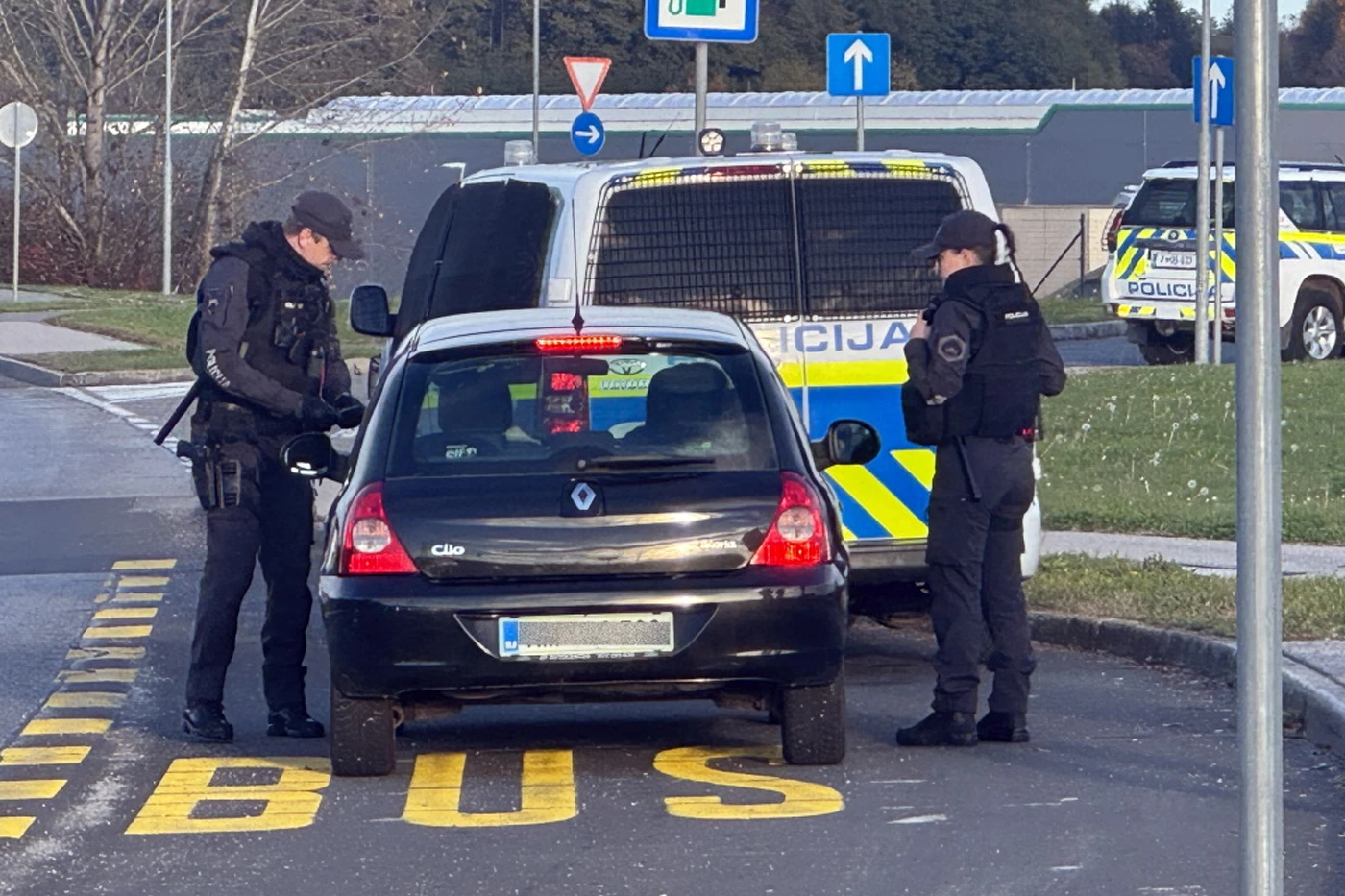 VIDEO | Rafalna pucnjava kod jednog romskog naselja, kontejneri na cesti kod drugog