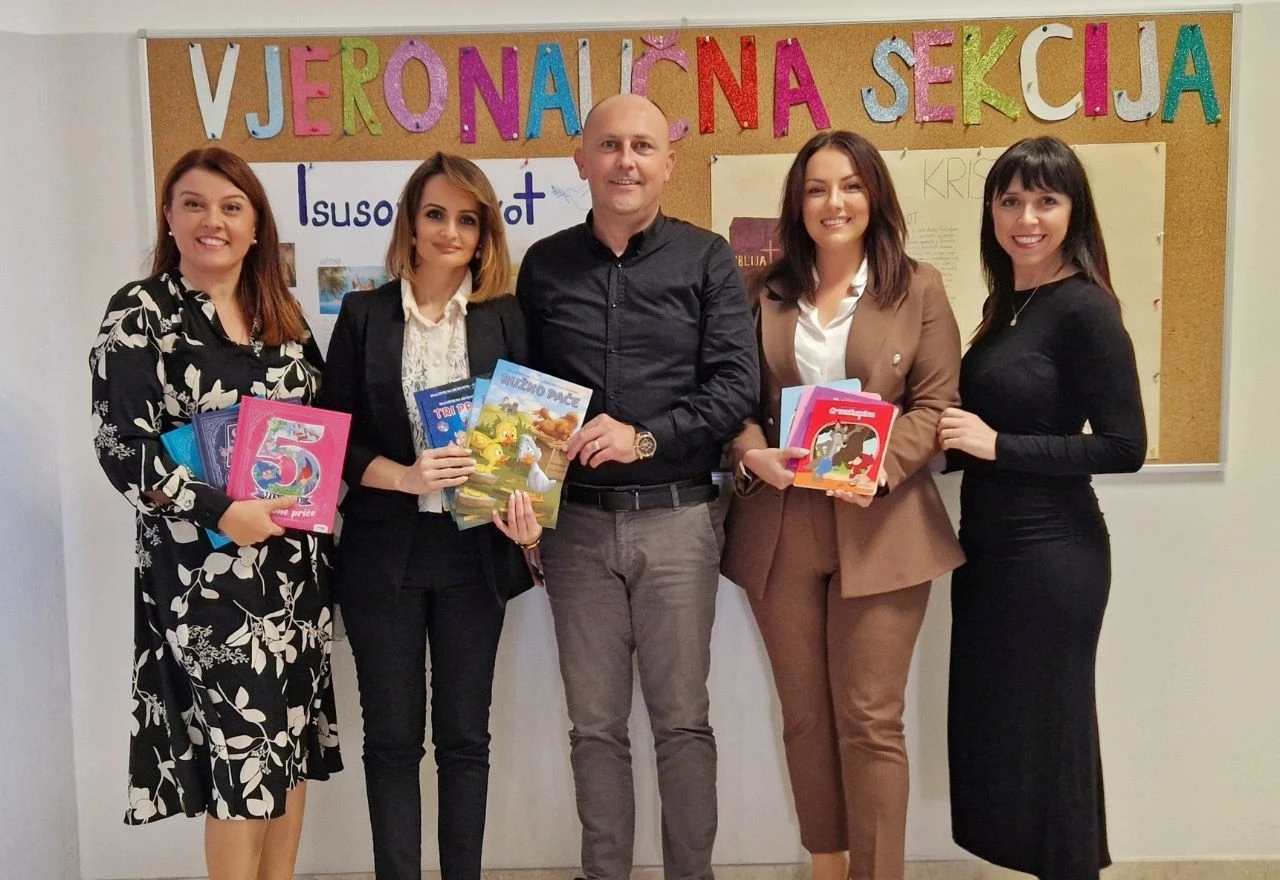 Učenici iz Širokog Brijega donirali knjige mostarskoj bolnici: "Otvori knjigu, zatvori ekran"