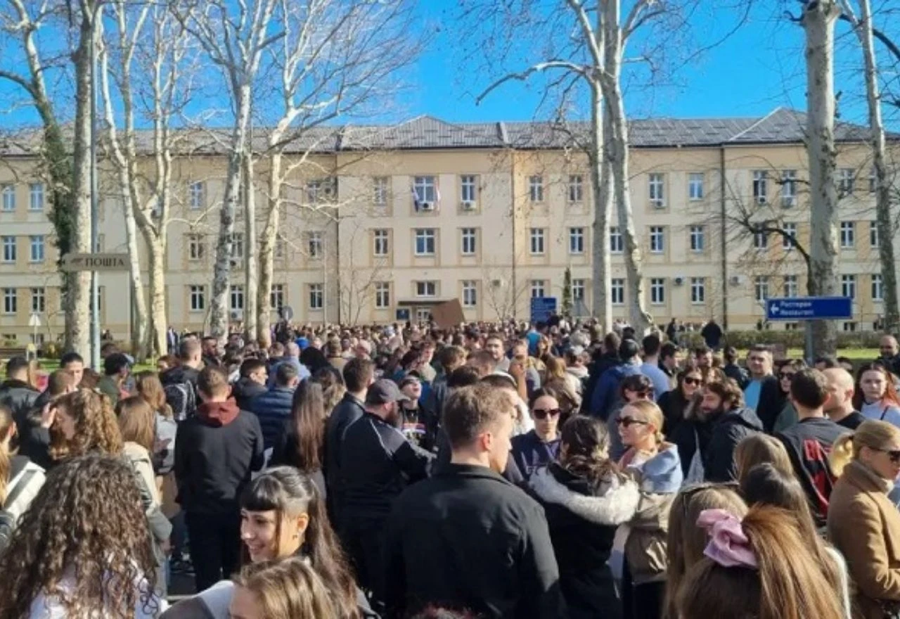 Banjalučki studenti odaju počast žrtvama pada nadstrešnice u Novom Sadu