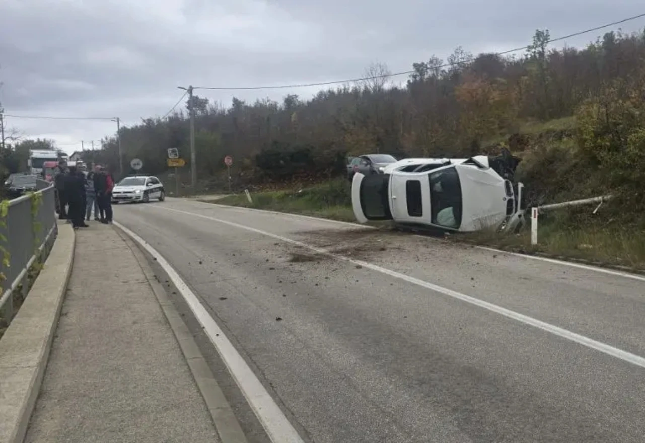 BMW završio na boku, ozlijeđene dvije osobe