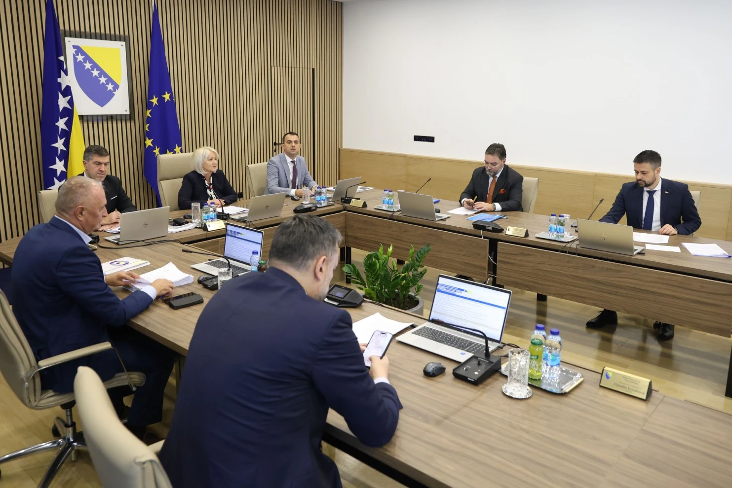 Bošnjaci protiv: Povučena točka o pregovaraču s EU