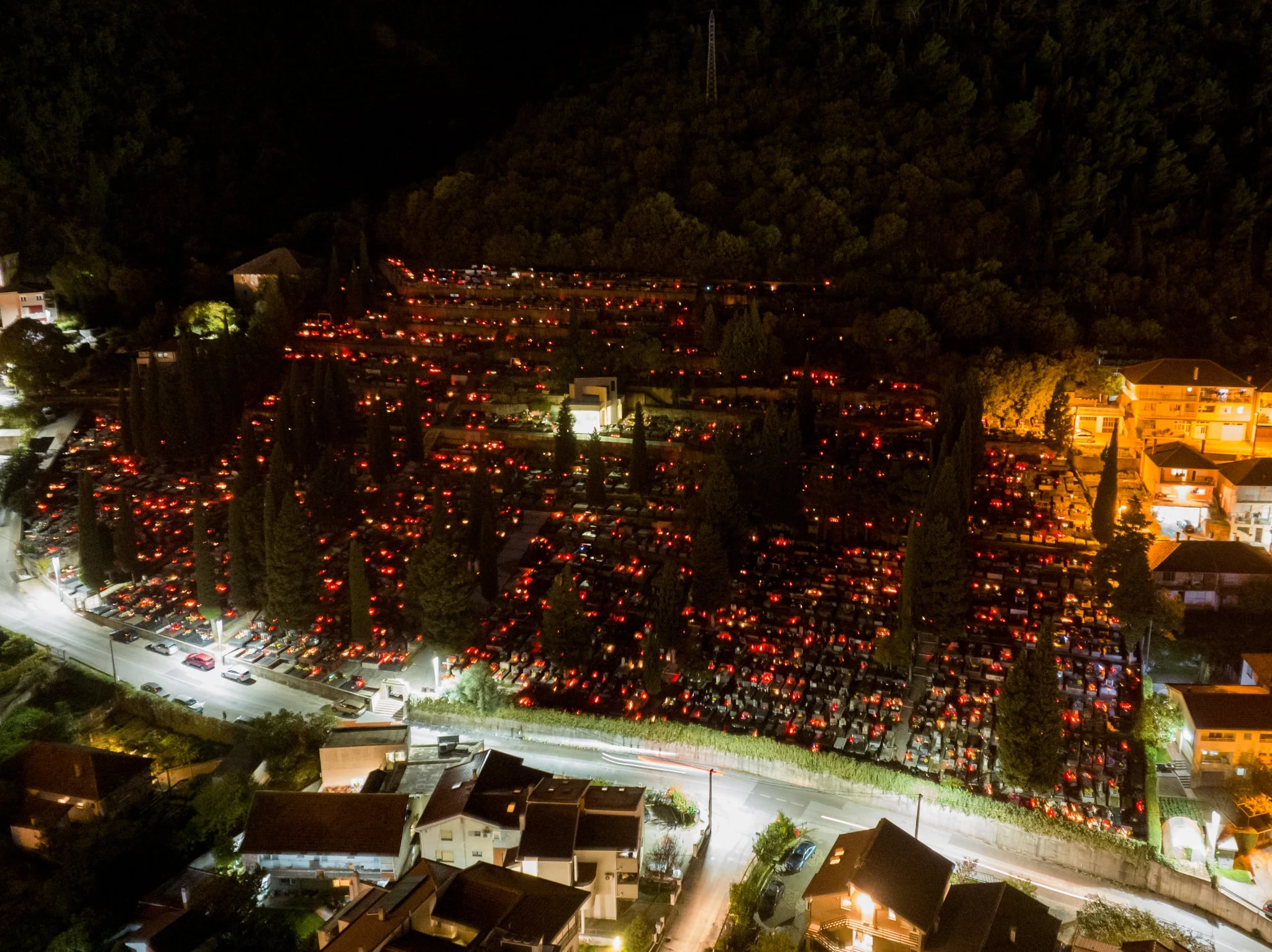 Mostar u svjetlu svijeća uoči blagdana Svih svetih