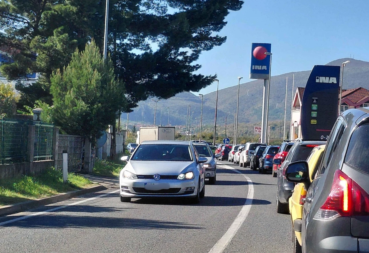 FOTO | Blagdan Svih svetih stvorio prometni kolaps u Vrapčićima