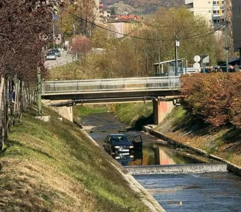 Nesreća u Kaknju: Automobil završio u koritu rijeke