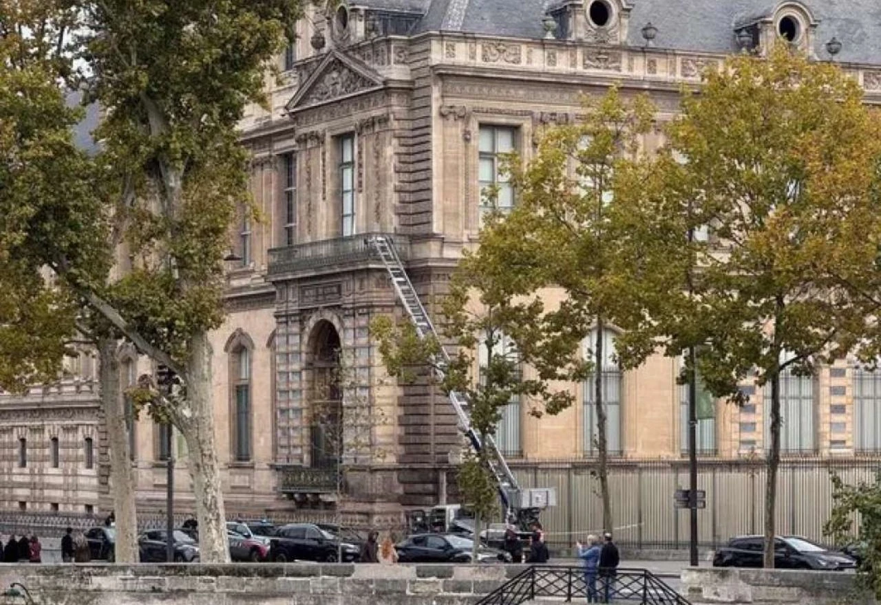 Žena optužena za sudjelovanje u pljački Louvrea