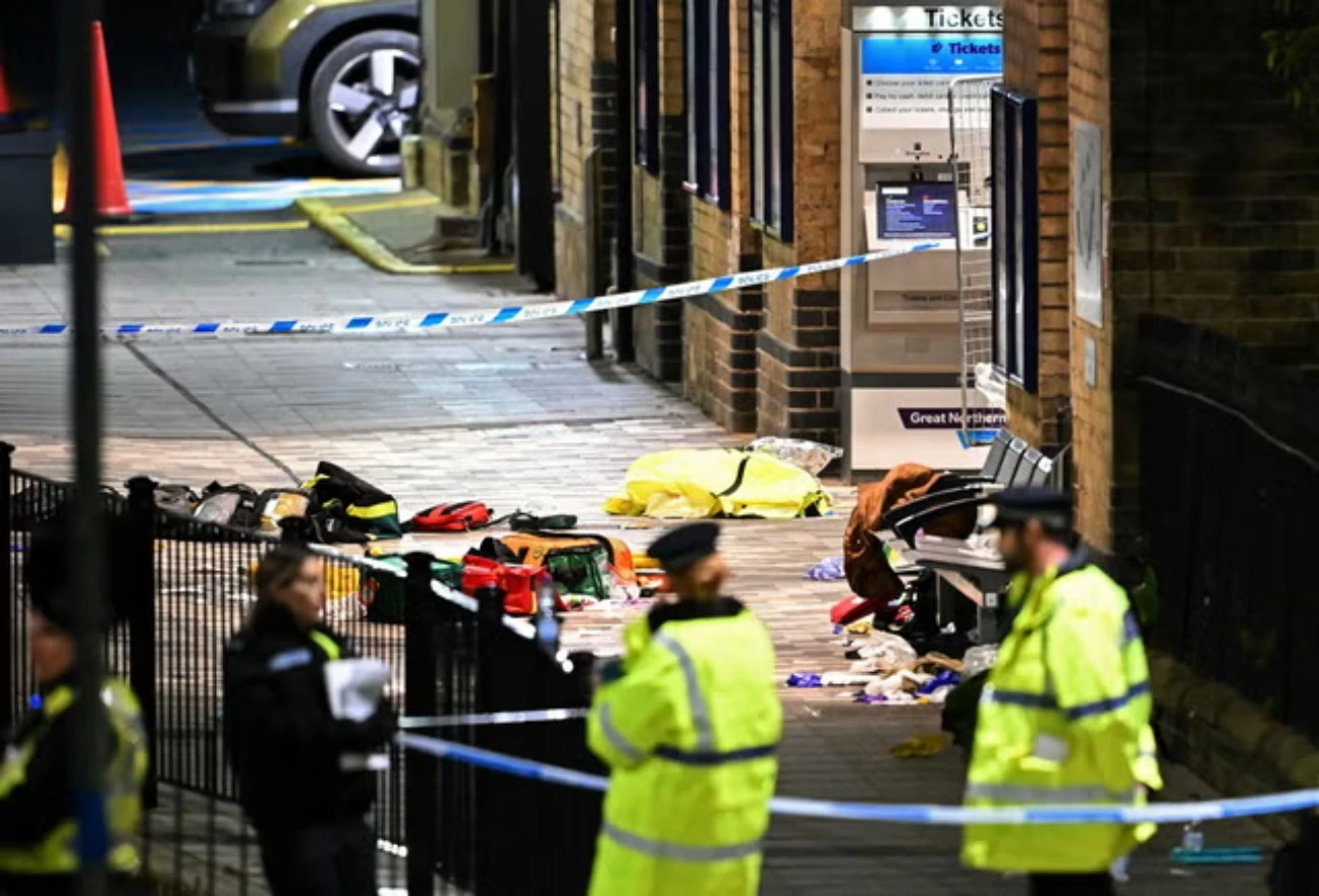 London: Devet osoba se bori za život nakon krvavog napada nožem u vlaku
