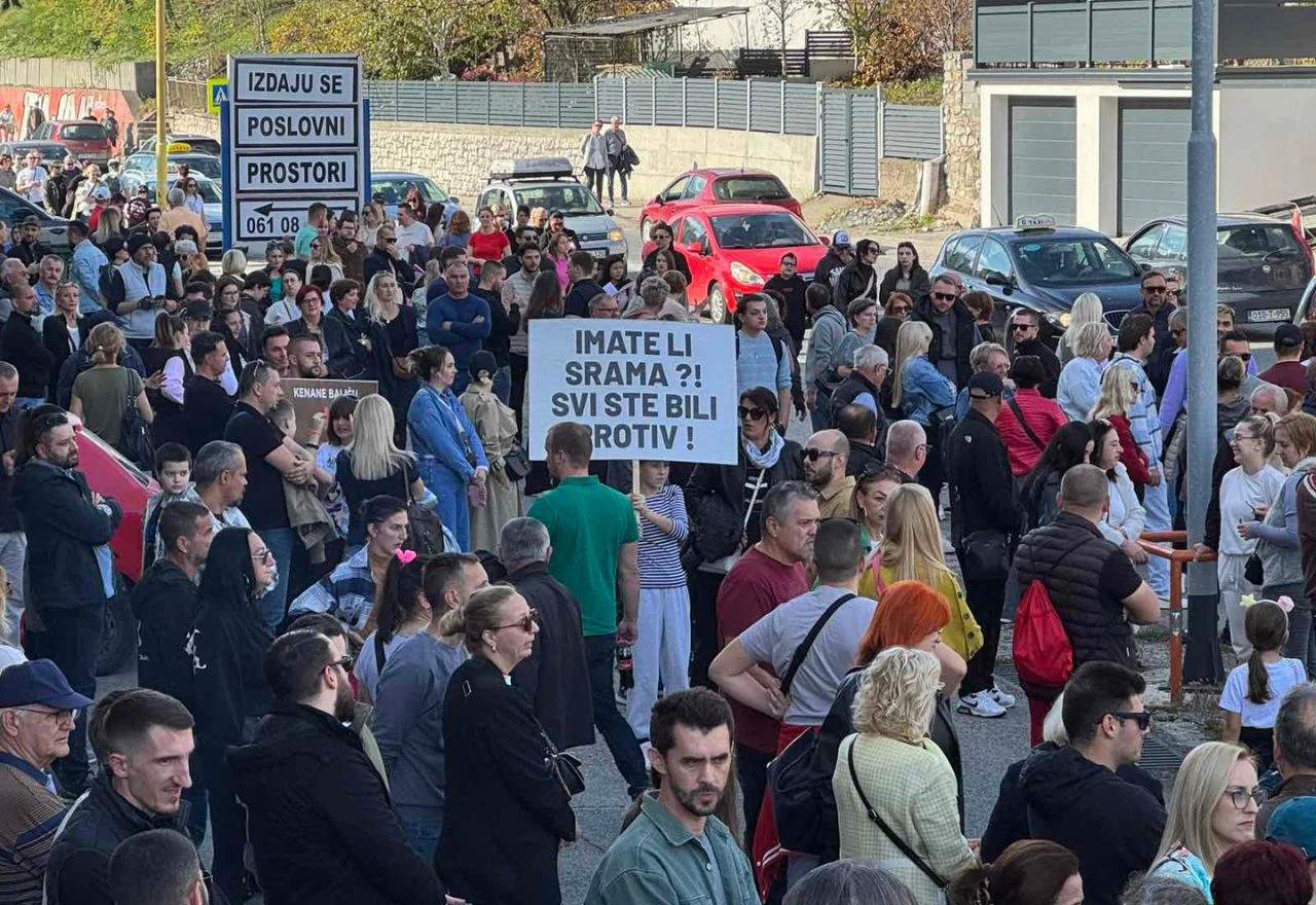U Tuzli počeo prosvjed zbog zlostavljanja maloljetnih djevojčica