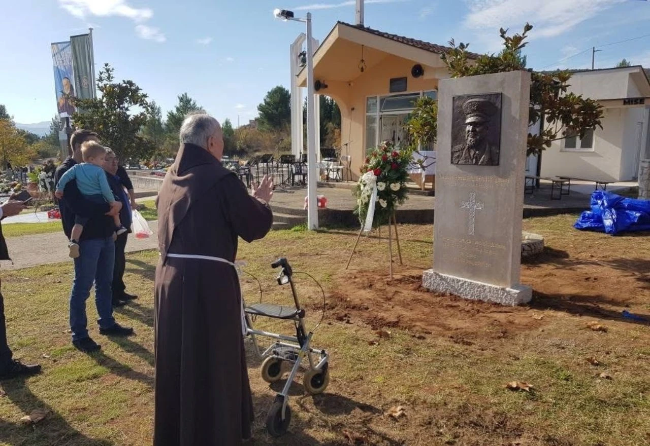 FOTO | Čapljina: Blagoslovljen spomenik Slobodanu Praljku na groblju sv. Leopolda Mandića