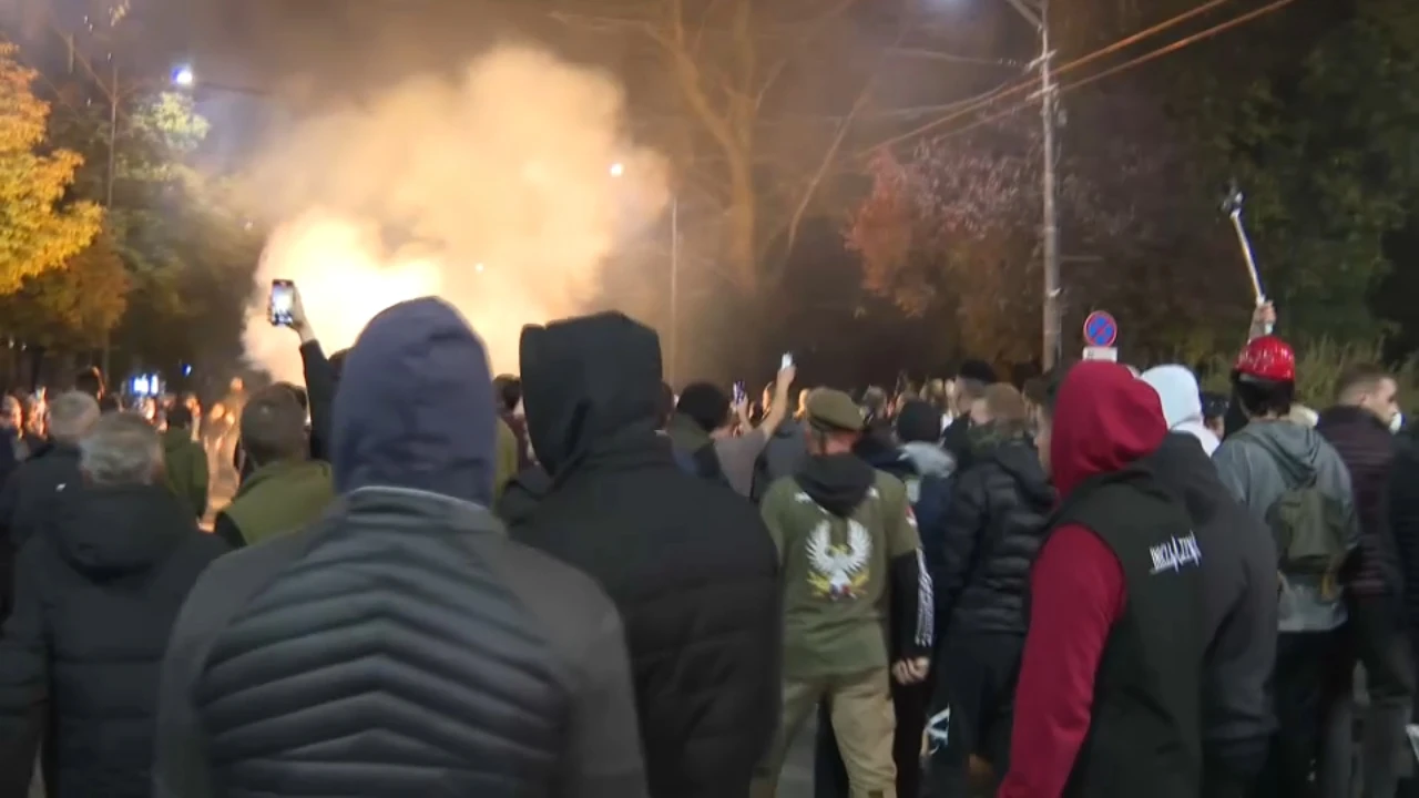 Beograd: Sukobile se dvije strane prosvjednika, čuli su se topovski udari