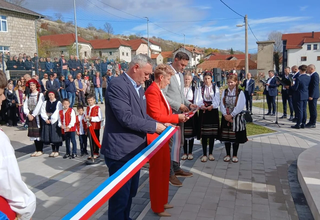 FOTO | U Roškom Polju otvoren Park posvećen poginulim hrvatskim braniteljima