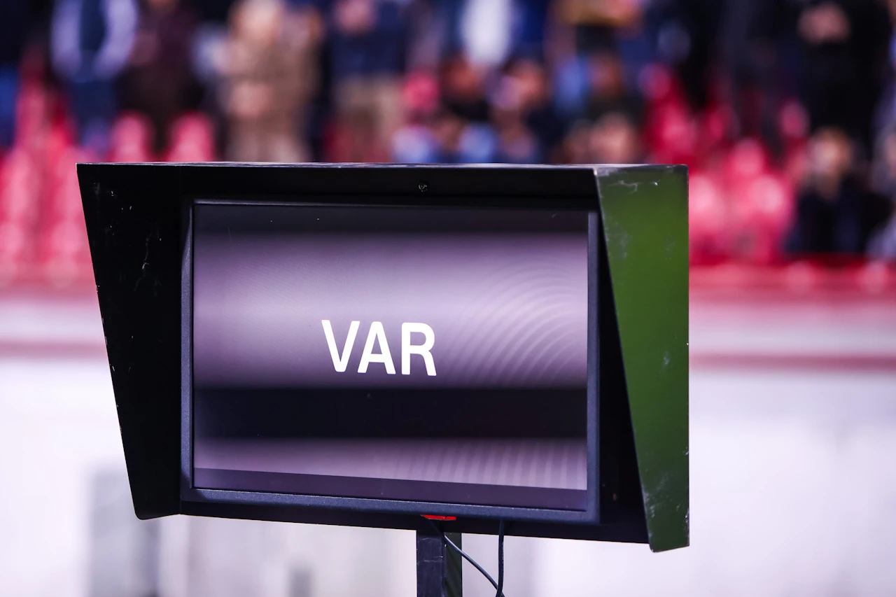 VAR radio prekovremeno: Četiri jedanaesterca, tri crvena kartona!