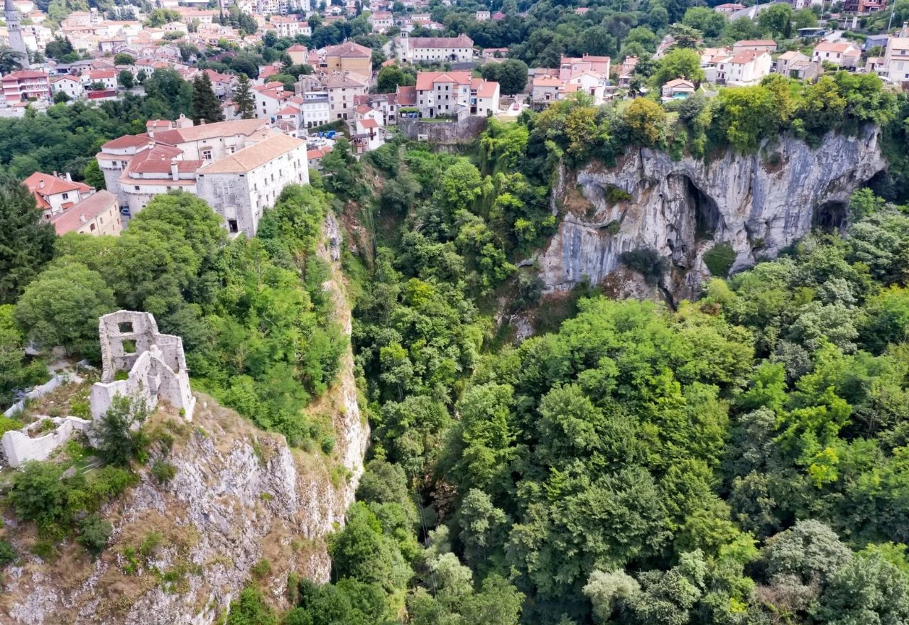 Ovo nestvarno mjesto u Hrvatskoj leži iznad ponora koji je prema legendi stvorio div