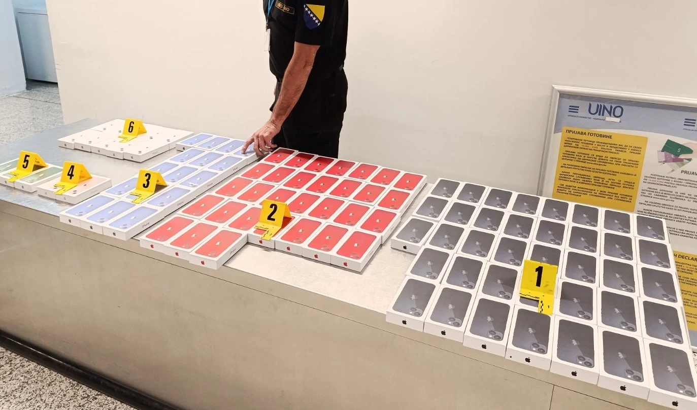 Par iz Istanbula pokušao prokrijumčariti 123 iPhonea u BiH