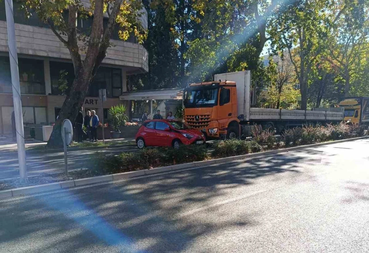 Mostar: Sudarili se kamion i osobno vozilo