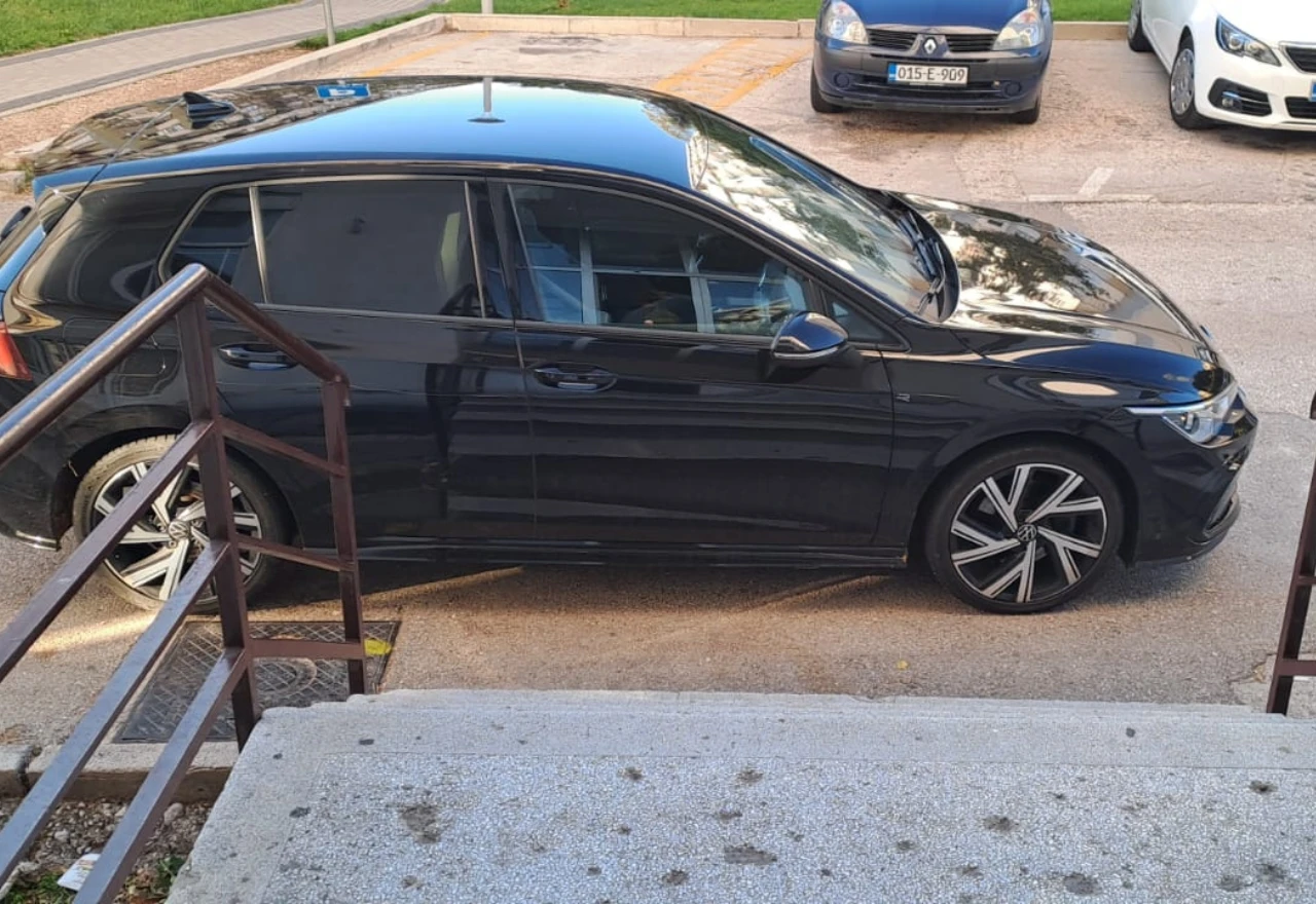 Mostar: Vozilo već dva dana blokira ulaz u zgradu, policija ne reagira