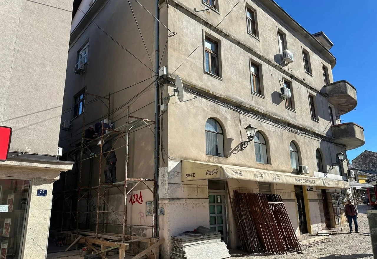 Mostar: Započela obnova fasade nekadašnje Zemljoradničke zadruge u Fejićevoj ulici