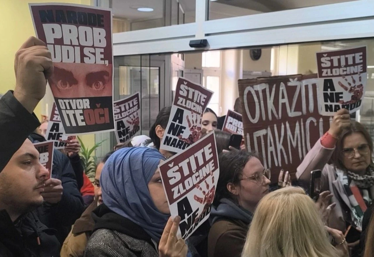 FOTO | Zbog kontroverzne utakmice: Građani pokušali upasti u Vladu, specijalci ih zaustavili