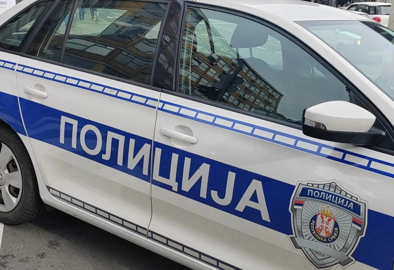 Bh. državljanka nožem napala policajca u Beogradu