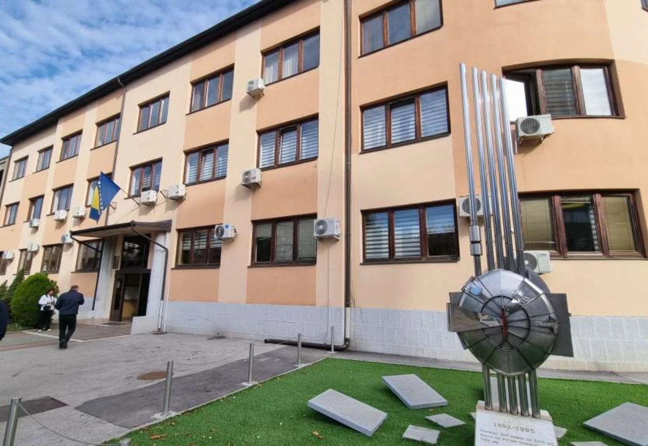 Nastavnik prijetio učenicima te zadržan na liječenju