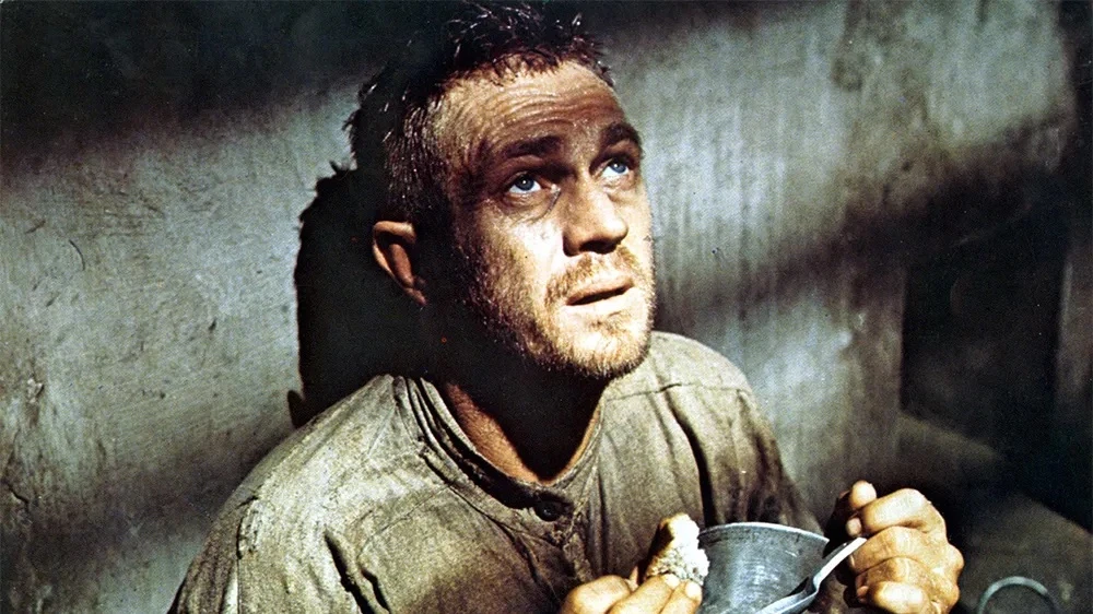 Zapamćen je po kultnim filmovima "Sedmorica veličanstvenih" i "Papillon"