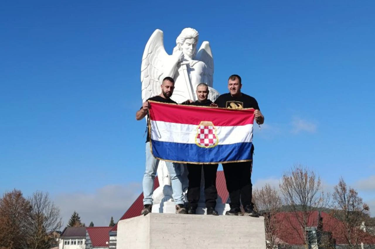Na temeljima porušene crkve Svete Obitelji u Kupresu postavljen kip Svetog Mihovila arkanđela