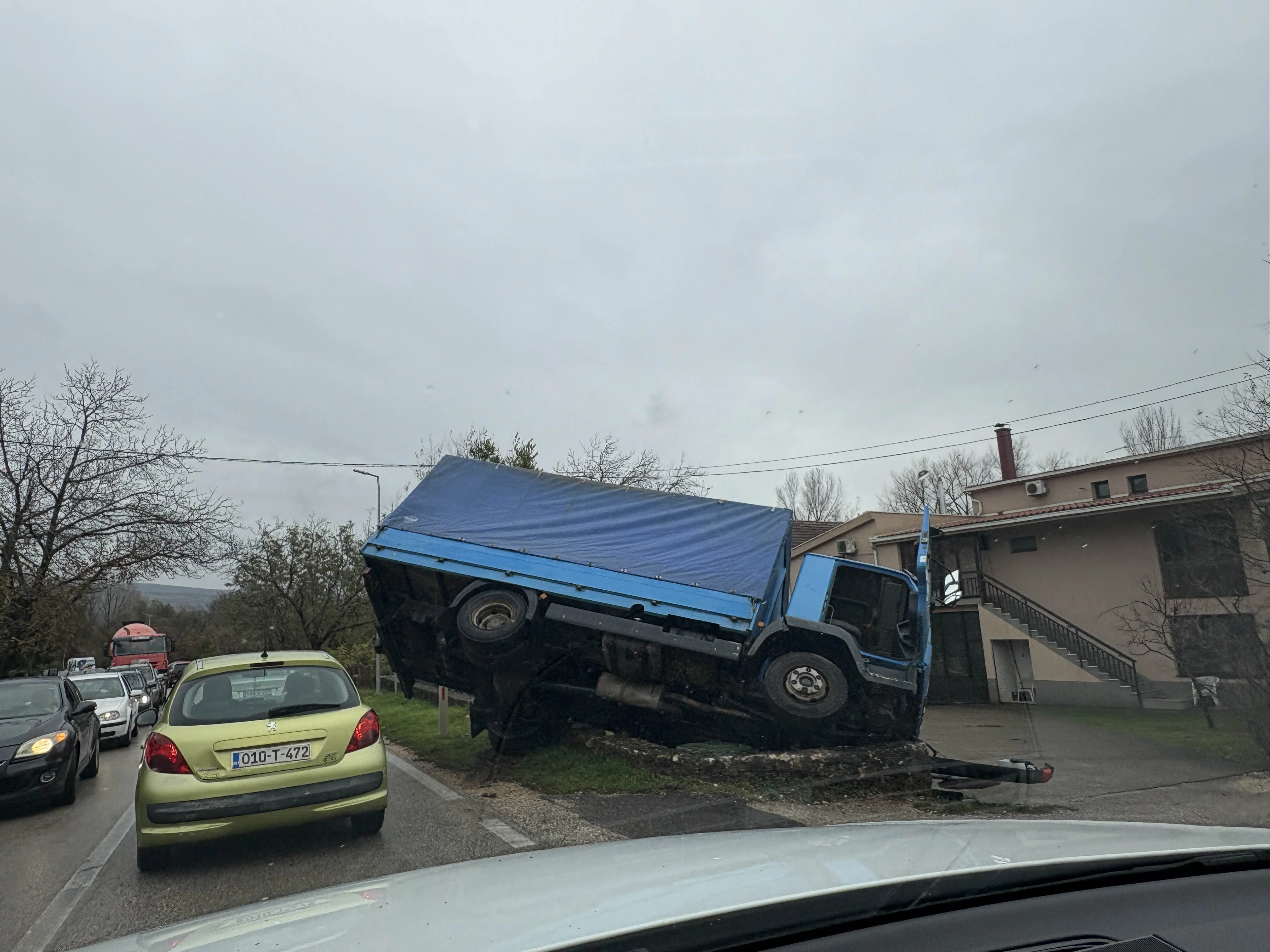 FOTO | Kamion sletio s ceste kod Širokog Brijega