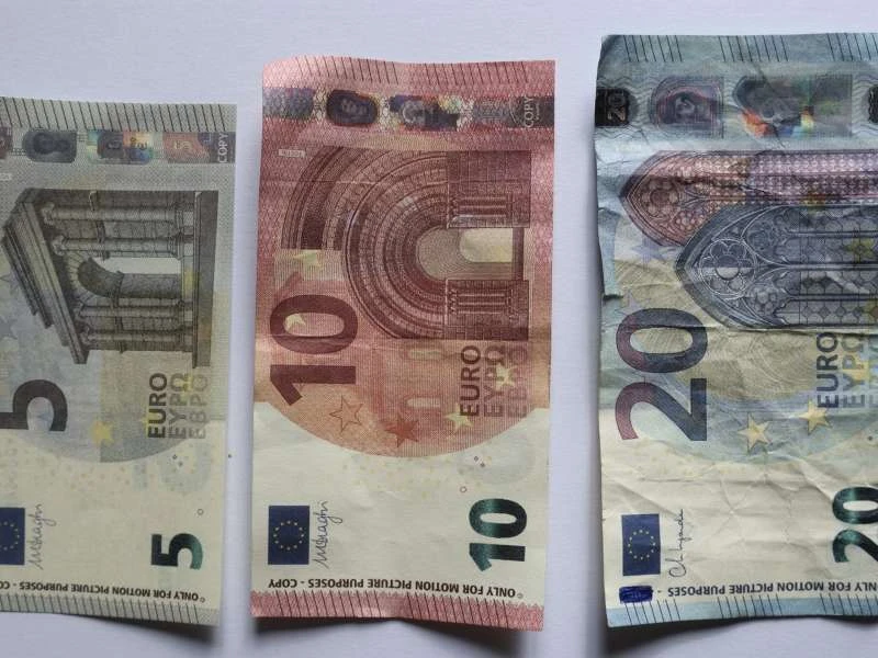Pojavile se "filmske novčanice": Maloljetnici pokušali plaćati lažnim eurima