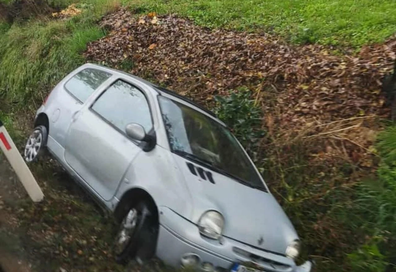 Nesreća u Grudama: Automobil završio u kanalu