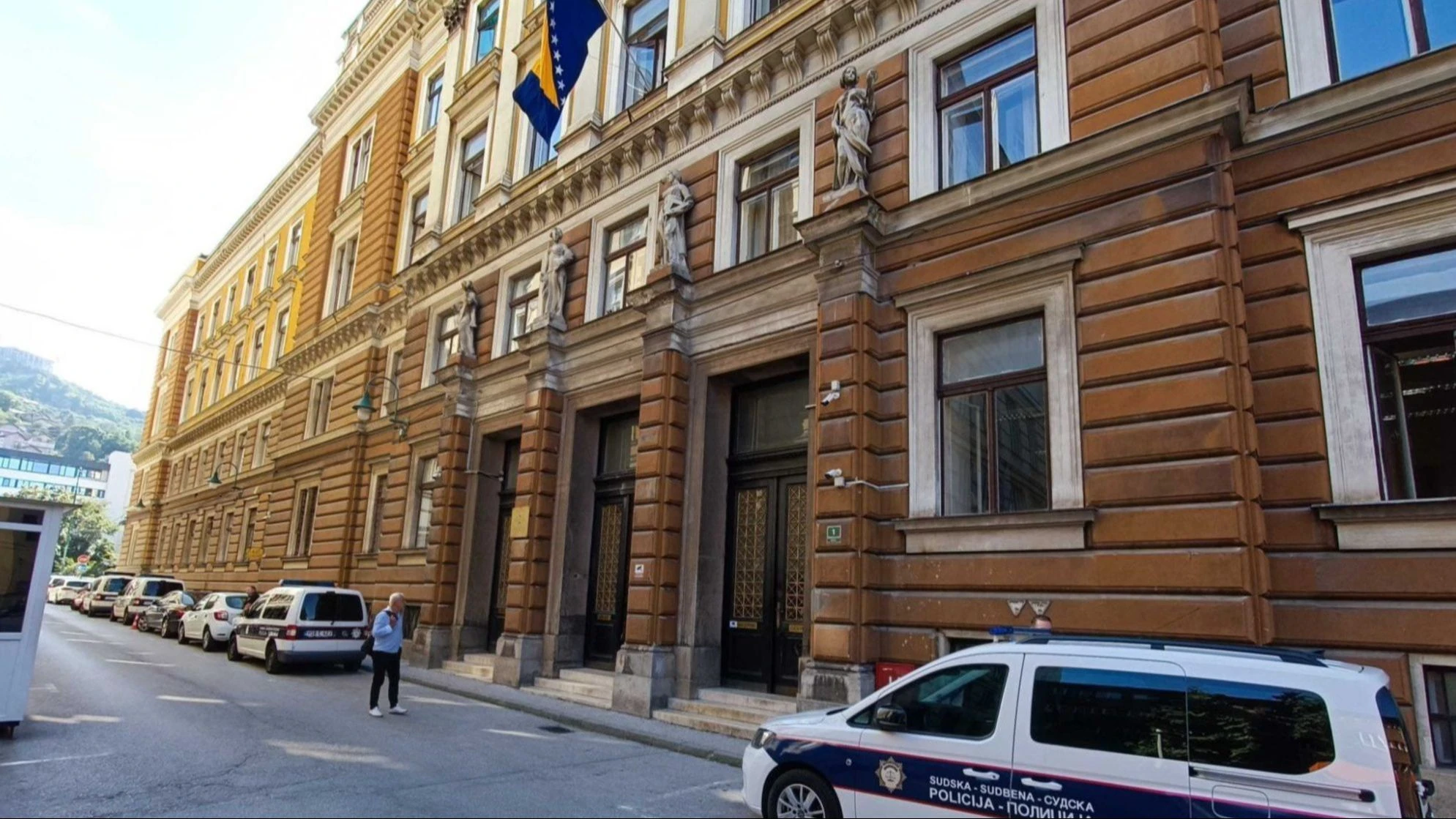 Sud obrazložio zašto je ukinut pritvor policajcu osumnjičenom da je imao spolni odnos s maloljetnom osobom