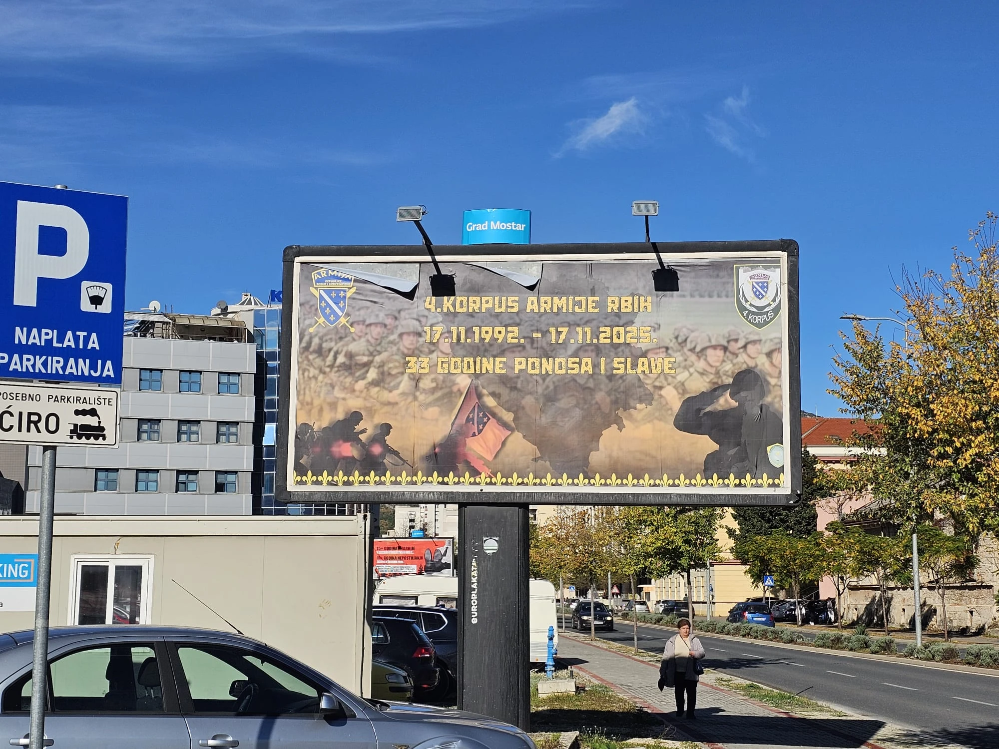 FOTO | U Mostaru postavljen plakat o obljetnici Četvrtog korpusa Armije BiH