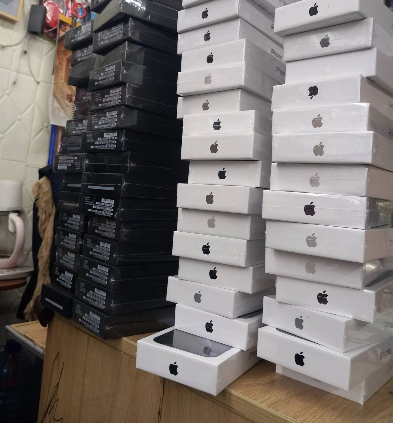 VIDEO | U akciji “Štek” zaplijenjeno 546 mobilnih telefona i 70 Apple satova