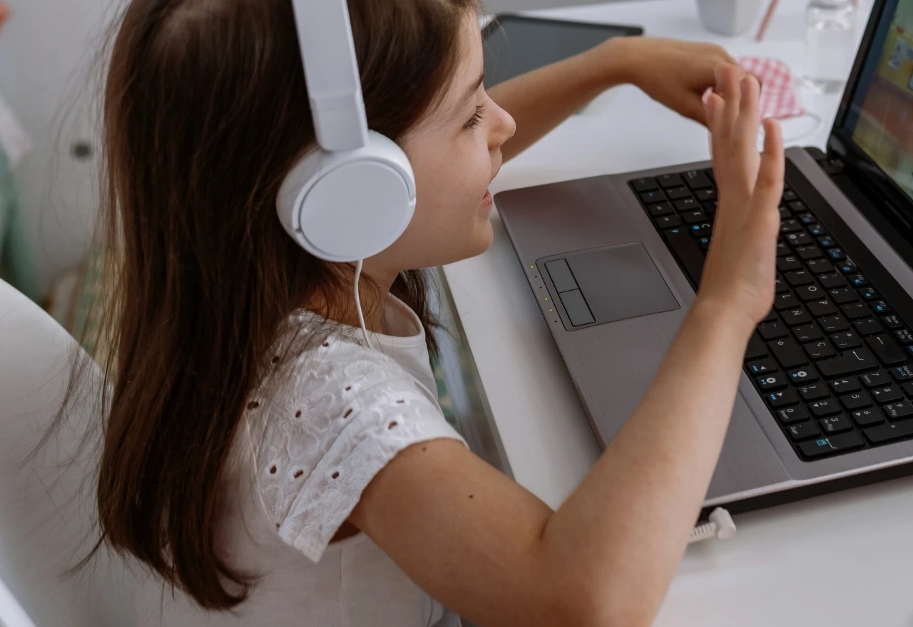 Vodič za roditelje: Kako zaštititi djecu od opasnosti interneta?