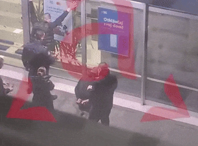 VIDEO | Pokušali prevariti banku u Banja Luci, radnik ih zaključao i pozvao policiju