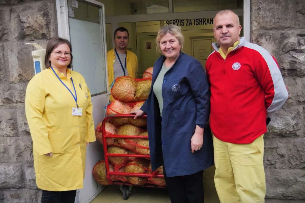 Isak bolnici donirao kupus