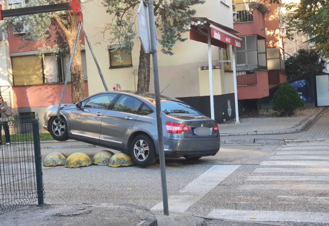 Mostar: Automobilom se "nasadio" na betonske prepreke