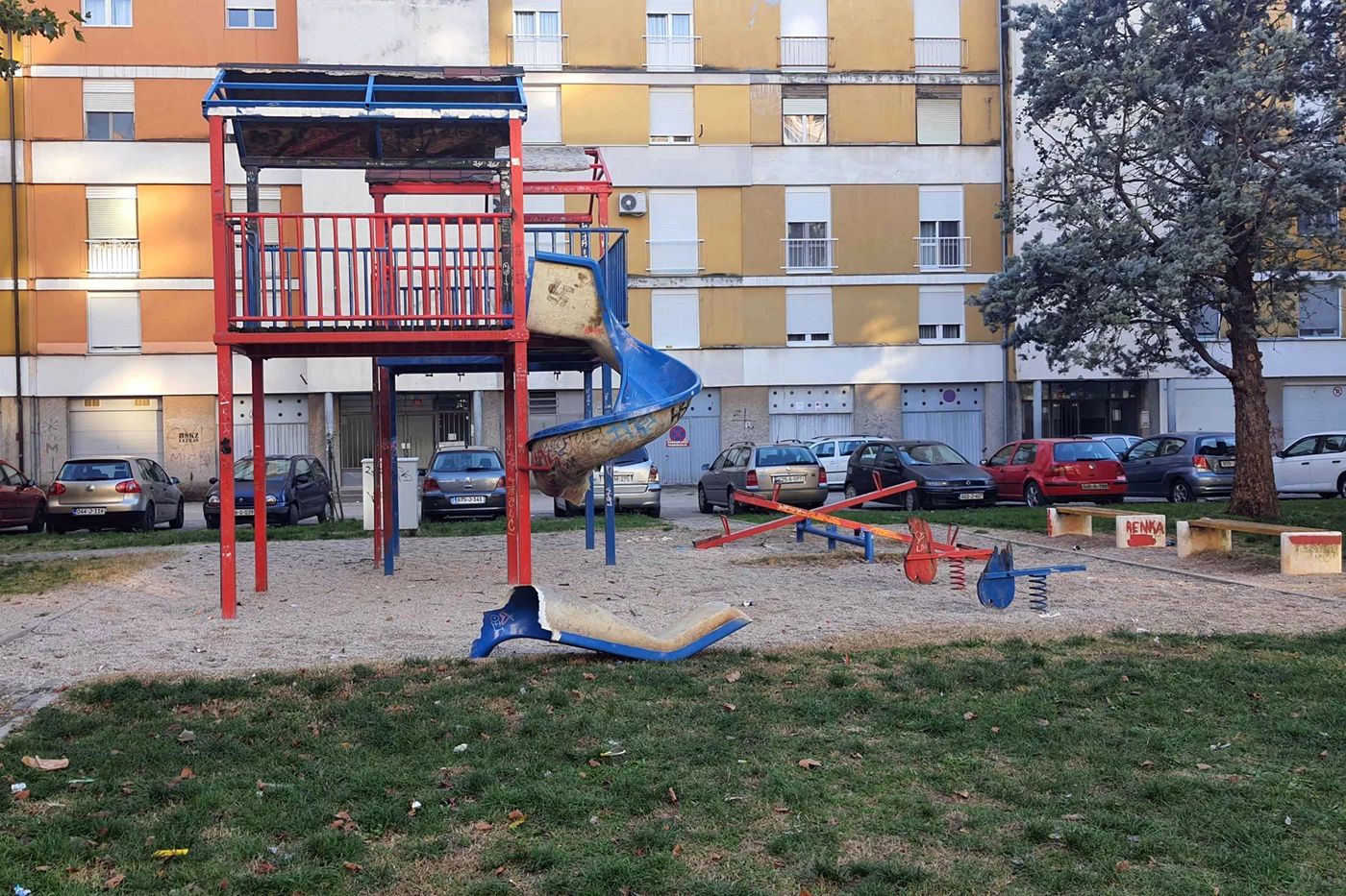 Još jedan polomljeni tobogan, još jedna opasnost za djecu u Mostaru