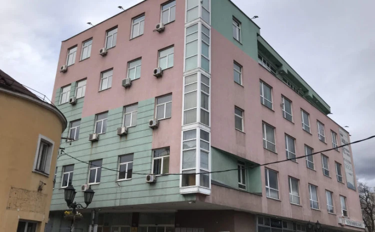 Optužena doktorica koja je pacijentici ubrizgala filere u WC-u i trajno joj unakazila lice