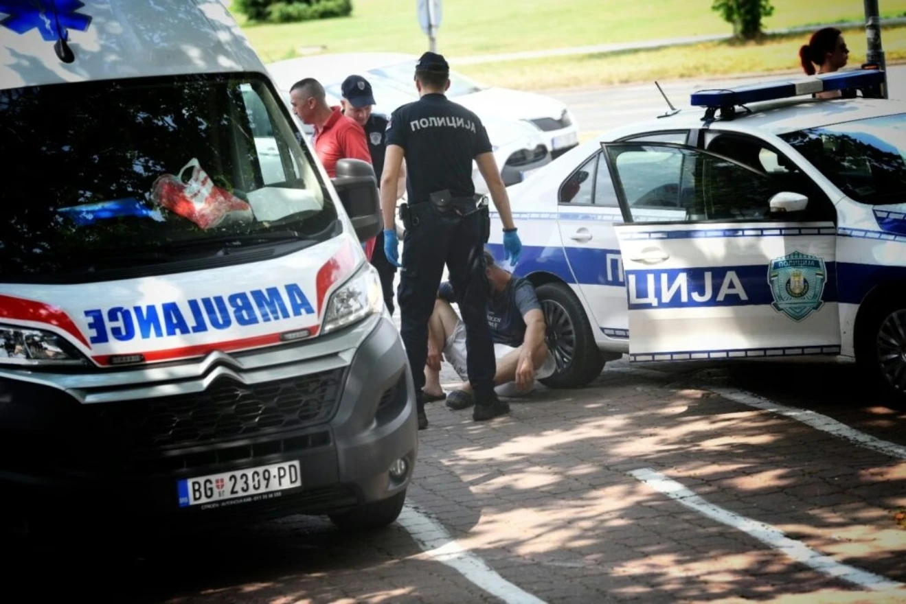 VIDEO | Dvije osobe ozljeđene nakon što je automobil u Beogradu "pokosio" skupinu ljudi