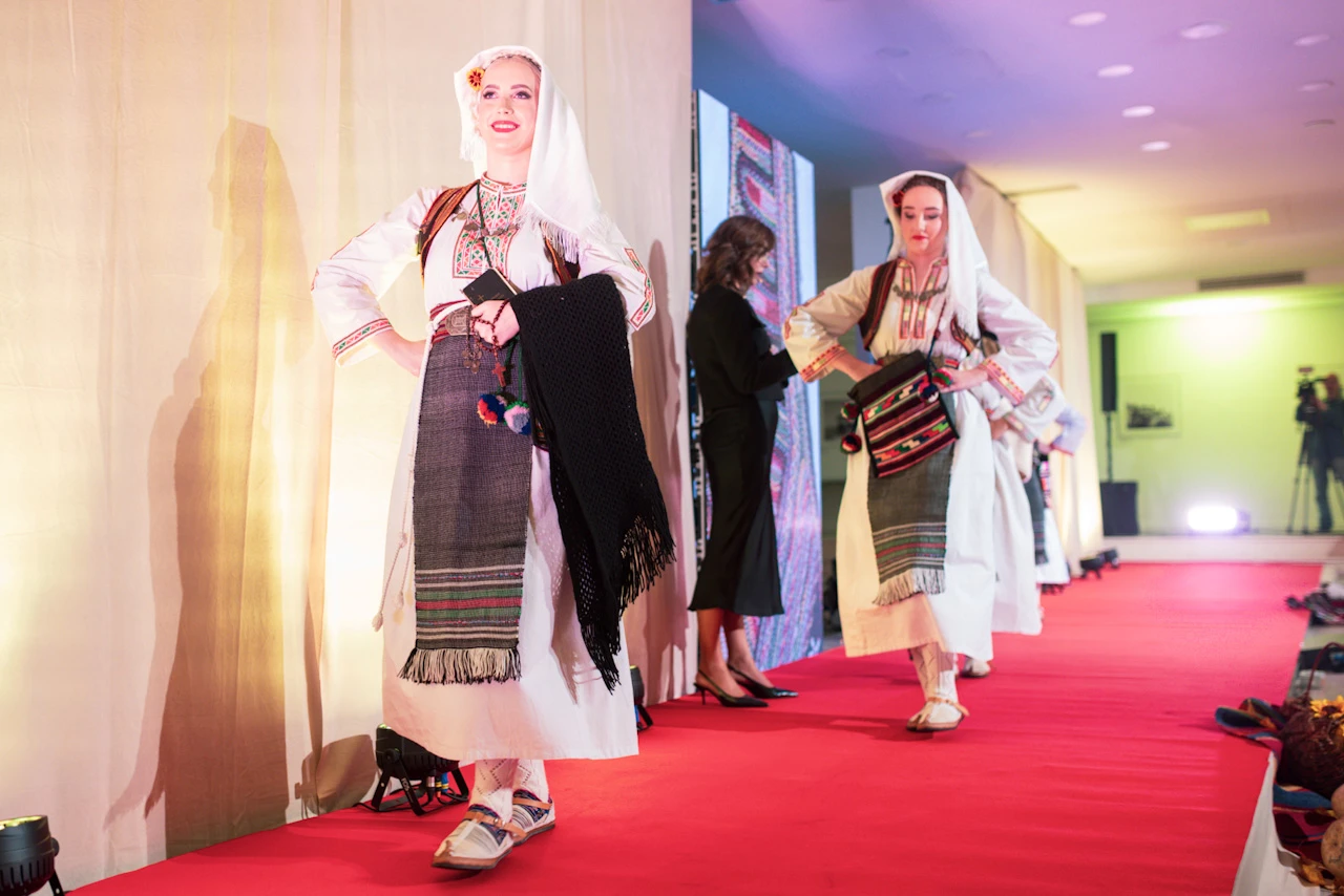 FOTO | U Mostaru zasjali najvrijedniji primjerci tradicijskog ruha na reviji "Od mora do Save"