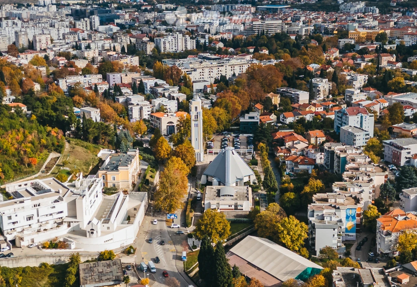 Pogled na mostarsku katedralu iz zraka