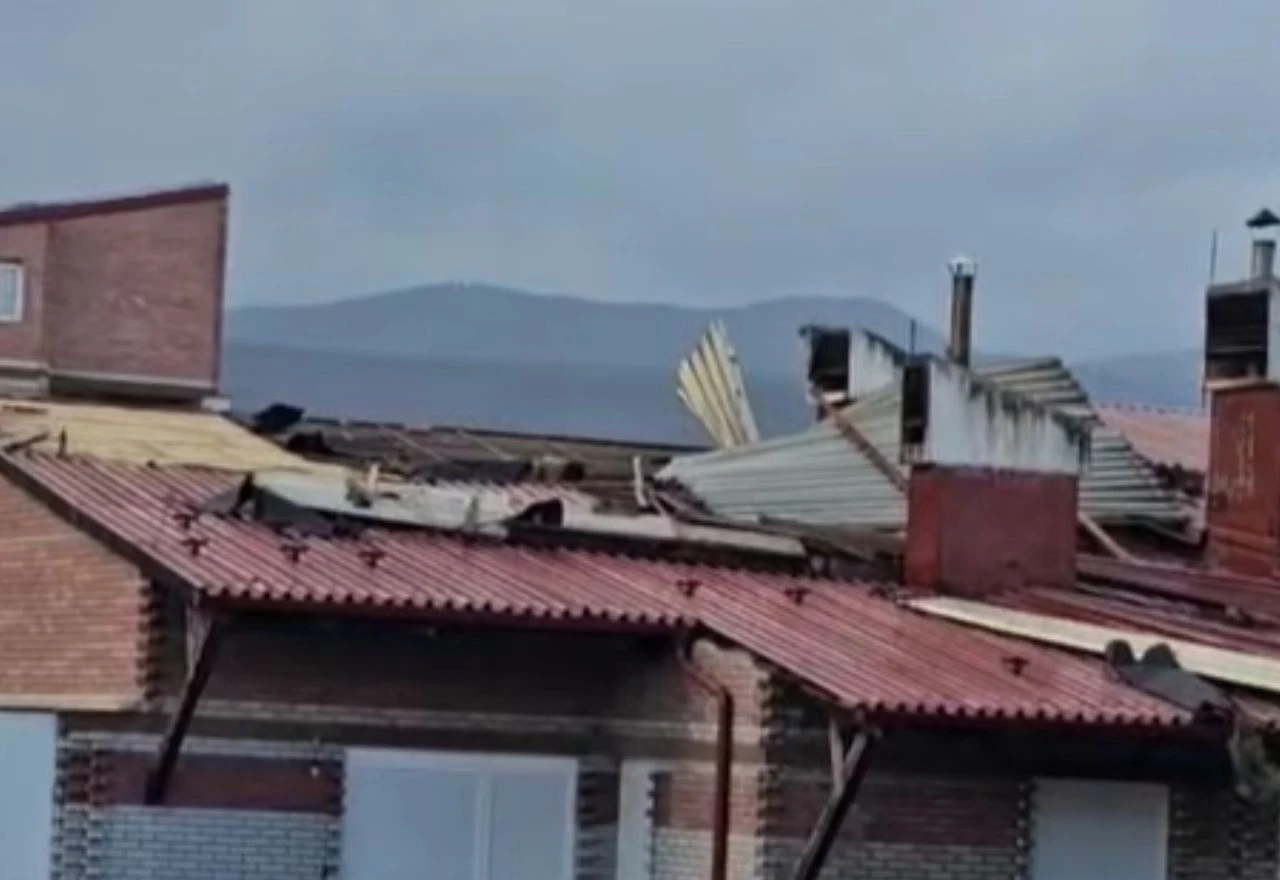 VIDEO | Olujno nevrijeme stiže do Mostara: U Bugojnu nosilo krovove i limene panele